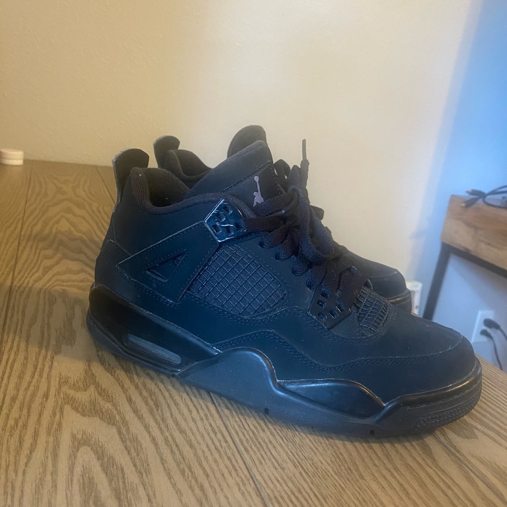 Air Jordan 4 Retro - Black Cat 4s size 6Y (fits me I’m 7.5-8 in women’s)